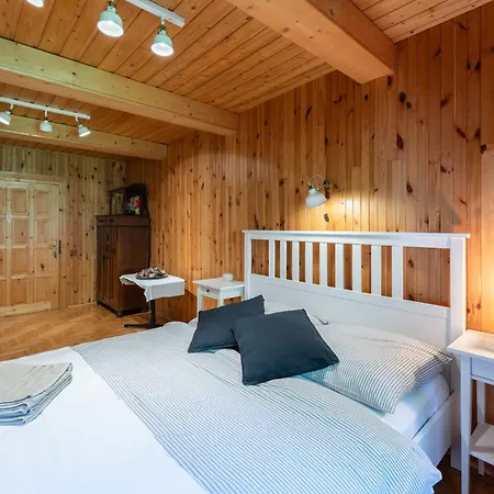 Semesterbostad Dom Na Szczycie Gory Rownica *