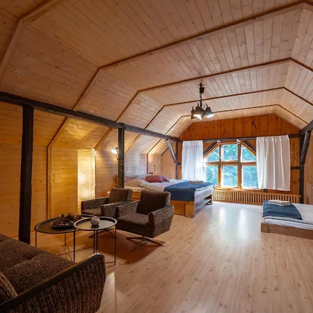 Dom Na Szczycie Gory Rownica *